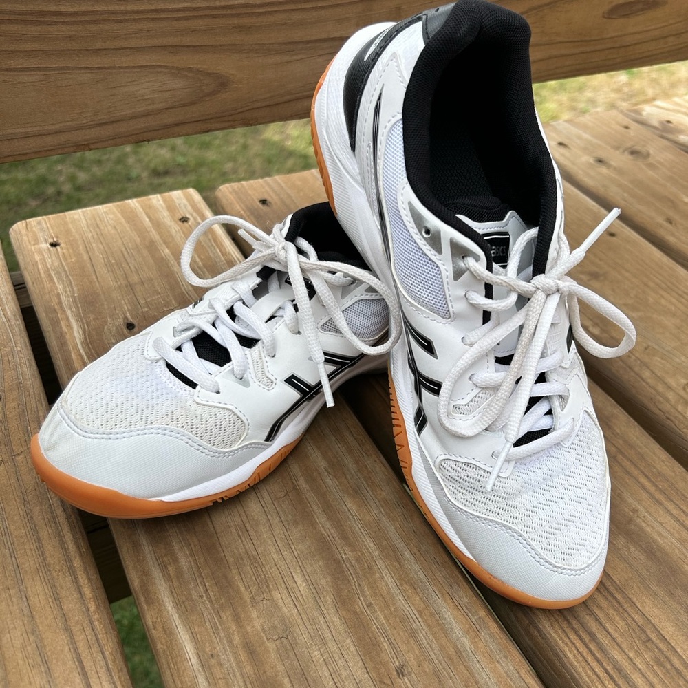 ASICS gel-rocket women’s volleyball shoes, size 8.5